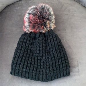 Kyi Kyi NWT Knitted Faux Fur Pom Pom Hat